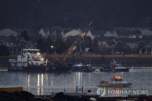 워싱턴DC 로널드 레이건 공항 상공서 충돌·추락한 여객기-헬기 수색작업 (출처=연합뉴스)