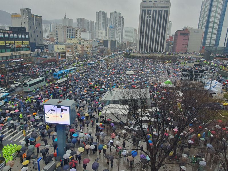 부산역서 빗속 대규모 '탄핵 반대' 집회..주변 도로까지 한때 마비