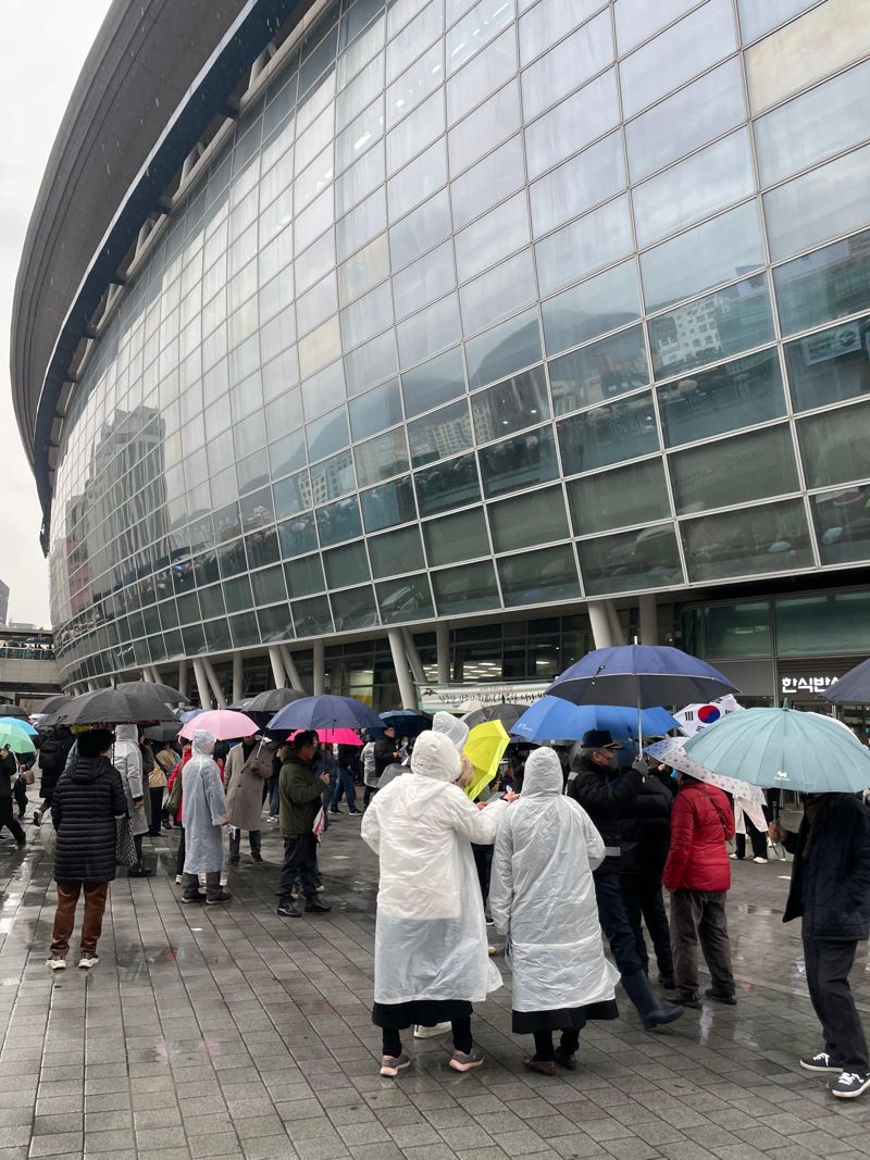 부산역서 빗속 대규모 '탄핵 반대' 집회..주변 도로까지 한때 마비