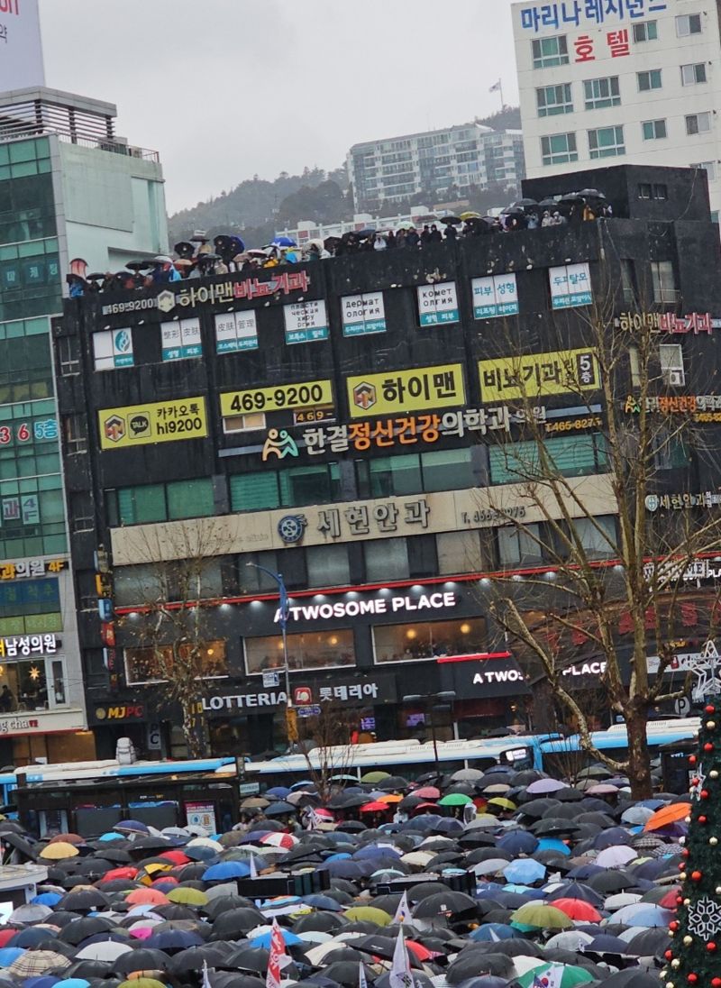 부산역서 빗속 대규모 '탄핵 반대' 집회..주변 도로까지 한때 마비