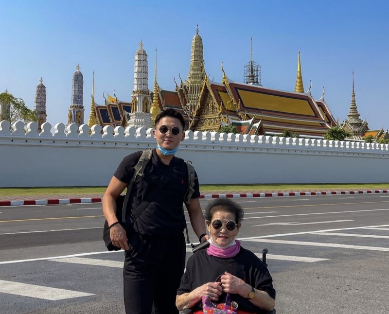 유튜브 채널 '손자투어'를 운영하는 류상우 씨와 그의 친할머니 이막례 씨(류상우 씨 제공)