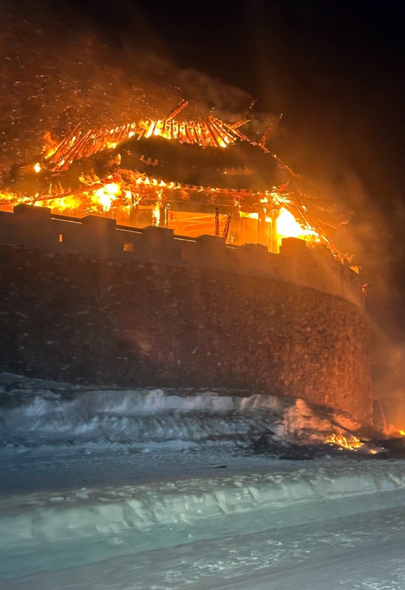무주 덕유산 설천봉 쉼터 새벽에 불…1시간 50여분 만에 진화