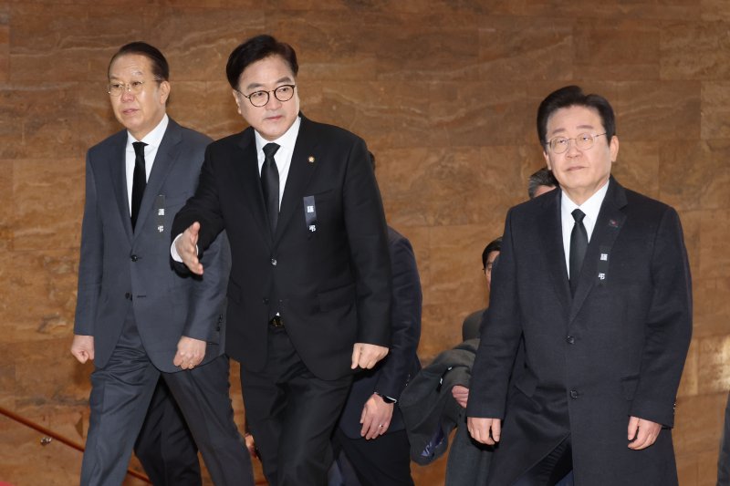 [서울=뉴시스] 권창회 기자 = 우원식 국회의장과 권영세 국민의힘 비상대책위원장, 이재명 더불어민주당 대표가 31일 오후 서울 여의도 국회에서 무안 제주항공 합동분향소 조문을 마치고 국회의장 주재 여야 대표 회동을 위해 이동하고 있다. 2024.12.31. kch0523@newsis.com