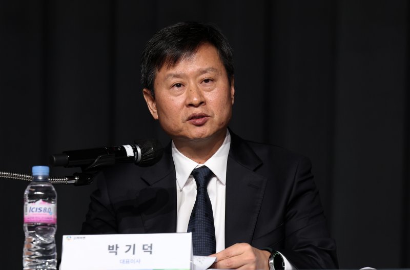 박기덕 고려아연 대표이사가 24일 오후 서울 용산구 그랜드하얏트 서울에서 열린 기자회견에서 임시주총 결과 등 최근 현안과 관련한 경영진의 입장을 설명하고 있다. 2025.1.24/뉴스1 ⓒ News1 오대일 기자