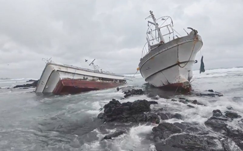 [제주=뉴시스] 1일 오전 제주시 구좌읍 토끼섬 인근 해상에서 좌초된 애월선적 어선 삼광호(32t·근해채낚기·승선원 7명)와 33만선호(29t·채낚기·승선원 8명)가 반파돼 있다. (사진=제주지방해양경찰청 제공) 2025.02.01. photo@newsis.com *재판매 및 DB 금지