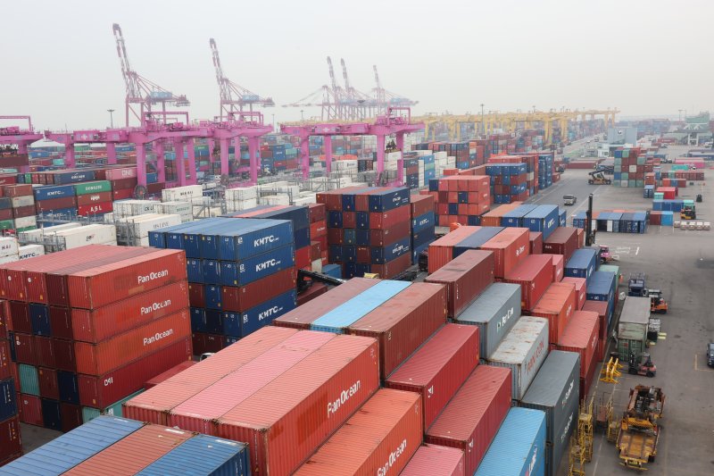 [인천=뉴시스] 전진환 기자 =인천 연수구 인천신항 컨테이너 터미널에서 컨네이너가 쌓여 있다. 2024.11.01. amin2@newsis.com