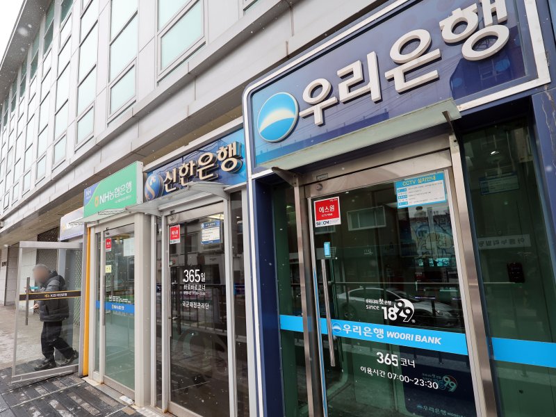 5대 은행 가계대출 10달 만에 줄었다…"신용대출 3조 감소"