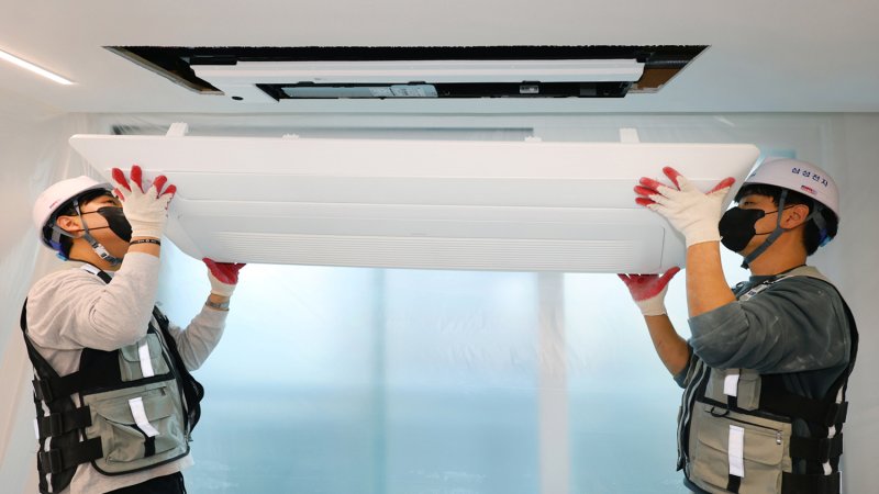 [서울=뉴시스]'삼성 인테리어핏 키트'를 활용해 비스포크 무풍 시스템에어컨을 설치하고 있다. (사진=삼성전자 제공) 2025.02.02. photo@newsis.com *재판매 및 DB 금지