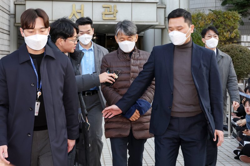 '12·3 비상계엄' 사태 내란 혐의로 긴급 체포된 조지호 경찰청장이 13일 오후 서울 서초구 서울중앙지방법원에서 열린 영장실질심사를 마친 뒤 호송차로 향하고 있다. 2024.12.13/뉴스1 ⓒ News1 민경석 기자