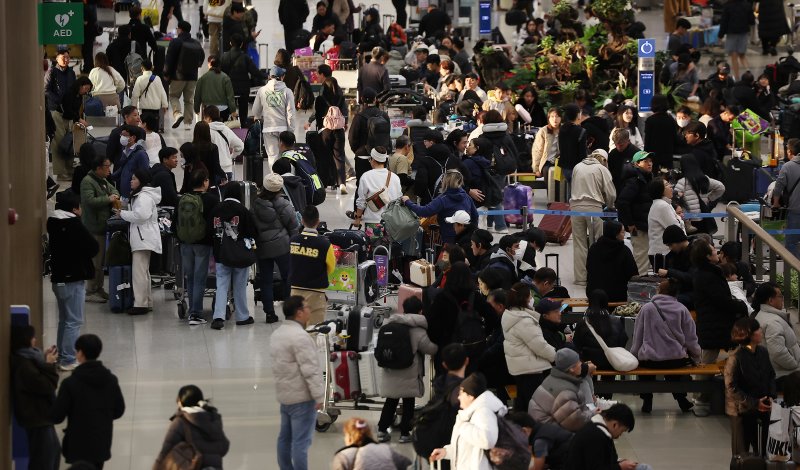 설 연휴 인천공항 이용객 '역대 최대'...출국심사 불만 잠재웠나