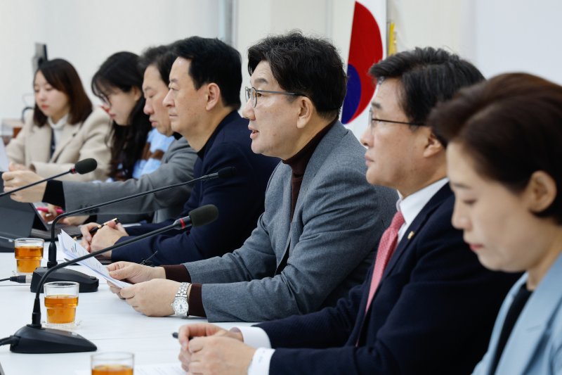 (서울=뉴스1) 안은나 기자 = 권성동 국민의힘 원내대표가 2일 서울 여의도 국회에서 현안 관련 기자간담회를 하고 있다. 2025.2.2/뉴스1 /사진=뉴스1화상