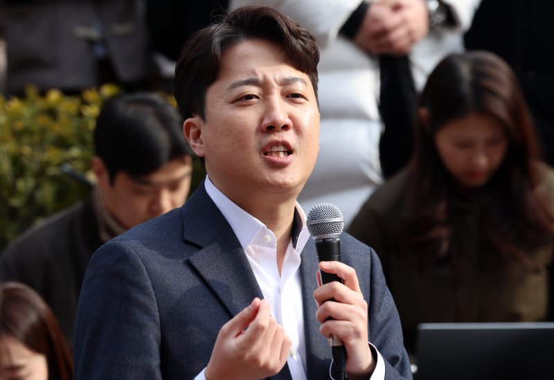 이준석 개혁신당 국회의원이 2일 서울 마포구 홍대거리에서 현안 기자회견을 하고 있다. 2025.2.2/뉴스1 ⓒ News1 김명섭 기자