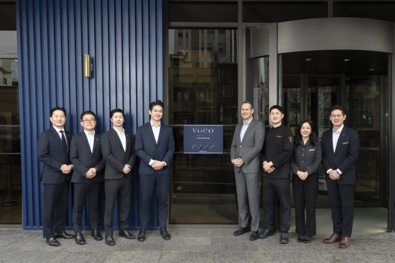 최근 열린 보코 서울 명동 호텔 '4성급' 현판식에서 포즈를 취한 마타인 삭스 총지배인(오른쪽에서 네 번째) 등 호텔 관계자 *재판매 및 DB 금지