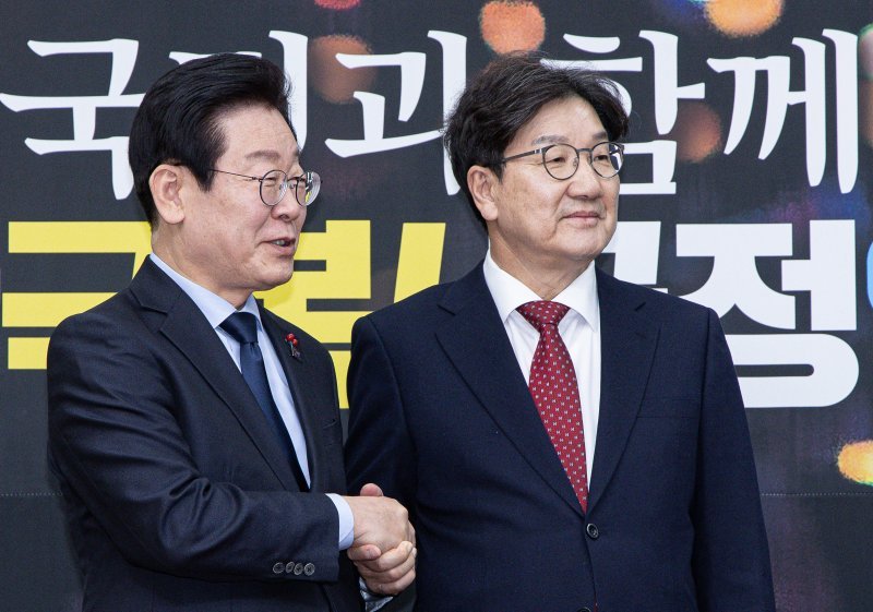 이재명 더불어민주당 대표(왼쪽)와 권성동 국민의힘 원내대표./사진=뉴스1