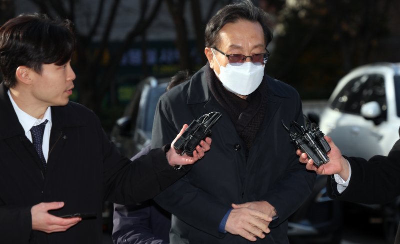 친인척 부당 대출 혐의를 받는 손태승 전 우리금융지주 회장이 지난달 12일 오후 서울 양천구 서울남부지법에서 열린 구속 전 피의자 심문(영장실질심사)에 출석하고 있다. 2024.12.12/뉴스1 ⓒ News1 김명섭 기자