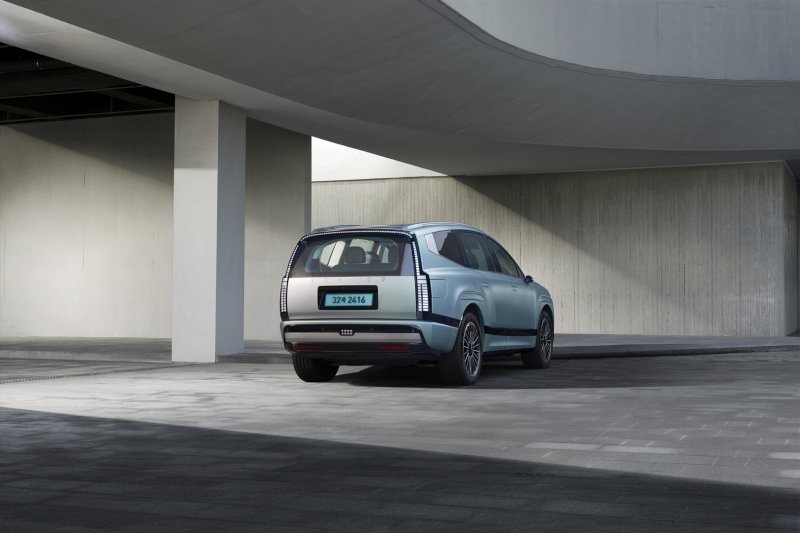 현대차가 전동화 대형 SUV 아이오닉 9의 판매 가격을 공개하고 3일부터 사전 계약을 시작한다. 아이오닉 9 후면.(현대차 제공)