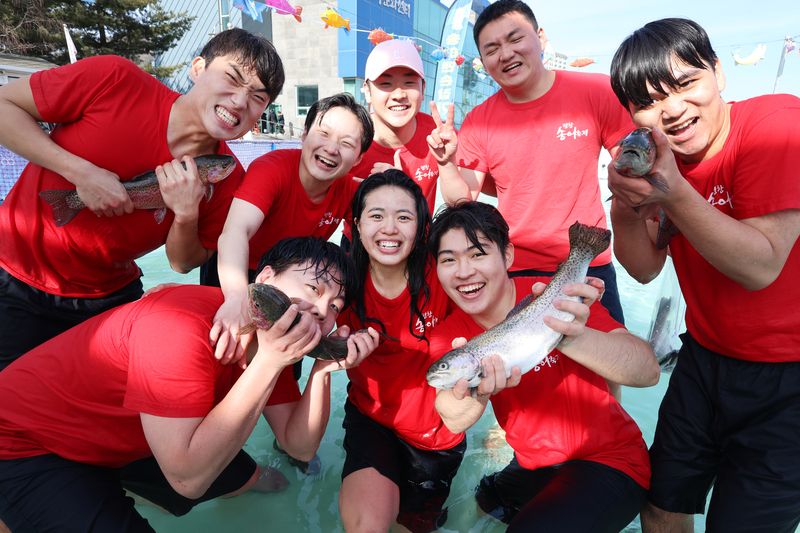 평창송어축제 누적 방문객 25만명 "지역경제 활성화에 기여"