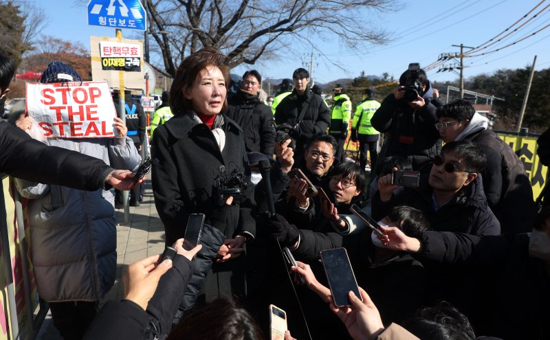 지난 2월 3일 윤석열 당시 대통령과 면회를 마친 해외 바카라사이트 의원이 경기도 의왕시 서울구치소 앞에서 취재진 질문에 답하는 모습. /사진=뉴시스