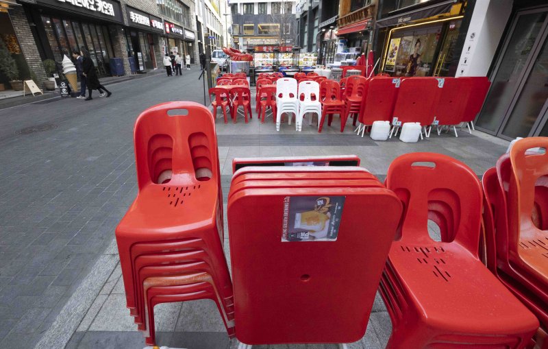 [서울=뉴시스] 김근수 기자 = 23일 서울 중구 명동거리가 한산한 모습을 보이고 있다. 한국은행이 발표한 '2024년 4분기 및 연간 실질 국내총생산(속보)'에 따르면, 지난해 4분기 실질 GDP는 전기대비 0.1% 성장하는데 그쳤다. 앞서 지난해 11월 전망치(0.5%)보다 0.4%p 떨어지며 '성장 쇼크'를 기록한 것이다. 2025.01.23. ks@newsis.com