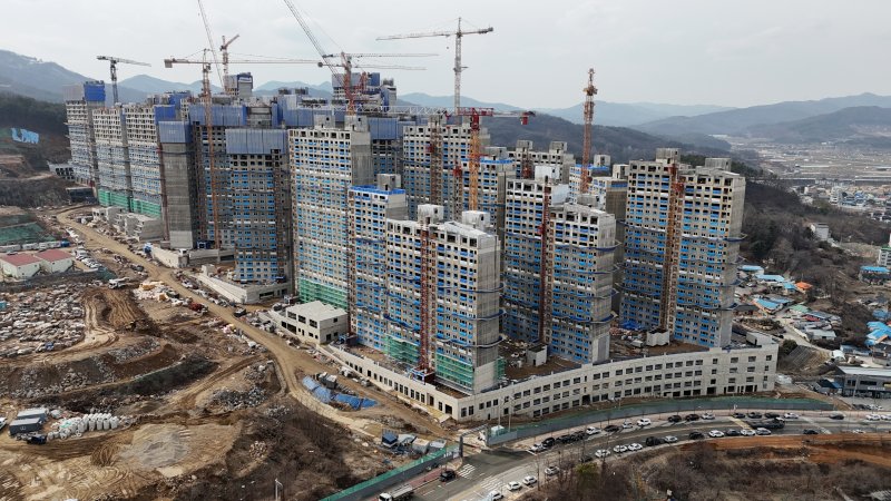 [진천=뉴시스] 연종영 기자 = 충북 진천군은 22일 진천읍 교성리 풍림아이원 트리니움 아파트 2450세대 건설사업의 공정률 등을 고려할 때 입주 예정일이 2025년 상반기로 연기될 가능성이 높다고 밝혔다. 이 아파트의 최초 입주예정일은 1년 전인 2023년 10월이었다. 사진은 올해 3월 촬영한 현장 전경. 2024.10.22. jyy@newsis.com