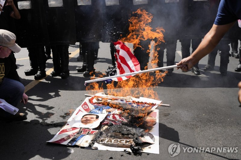 2일(현지시간) 성조기 불태우는 성난 파나마 주민들 (출처=연합뉴스)