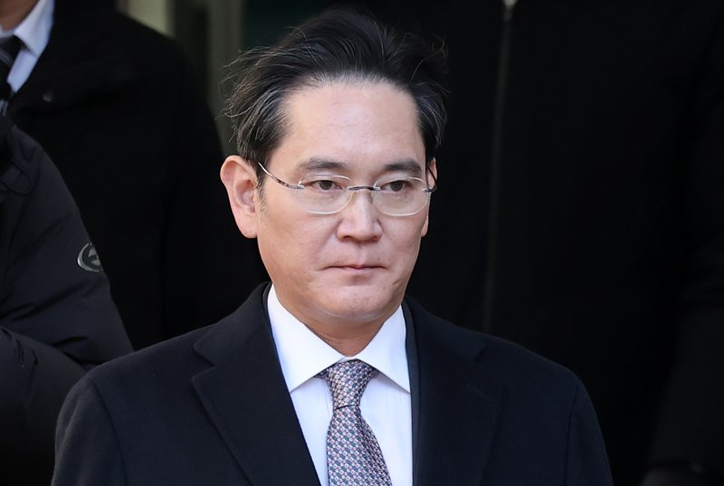 이재용 삼성전자 회장이 3일 오후 서울 서초구 서울고등법원에서 열린 '경영권 불법 승계' 의혹 자본시장과금융투자업에관한법률위반등 항소심 선고공판에서 무죄를 선고받은 후 법정을 나서고 있다. 뉴스1