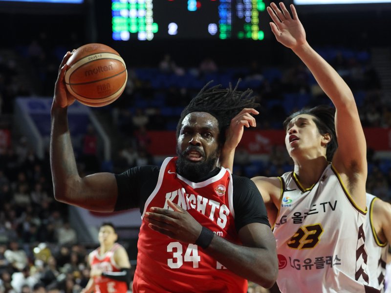 [서울=뉴시스] 김금보 기자 = 3일 서울 송파구 잠실학생체육관에서 열린 프로농구 2024~2025 KBL리그 서울 SK 나이츠와 창원 LG 세이커스의 경기, 2쿼터 SK 자밀 워니가 몸싸움을 하고 있다. 2025.02.03. kgb@newsis.com