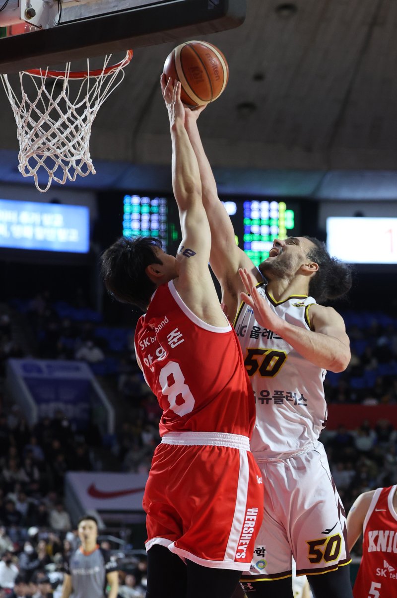 [서울=뉴시스] 김금보 기자 = 3일 서울 송파구 잠실학생체육관에서 열린 프로농구 2024~2025 KBL리그 서울 SK 나이츠와 창원 LG 세이커스의 경기, 3쿼터 SK 안영준이 LG 아셈 마레이의 레이업슛을 막아내고 있다. 2025.02.03. kgb@newsis.com