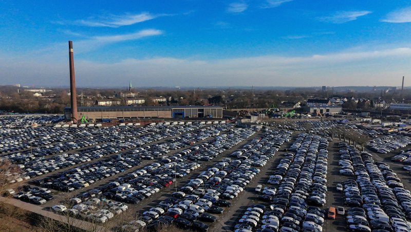 지난 3일 독일 노르트라인베스트팔렌주 에센의 물류 터미널에 신차들이 줄지어 세워져 있다.EPA연합뉴스