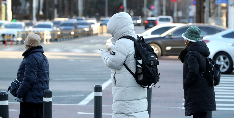 "누군지 못 알아보겠네" 북극 한파에 시민들 '중무장' 출근길(종합)