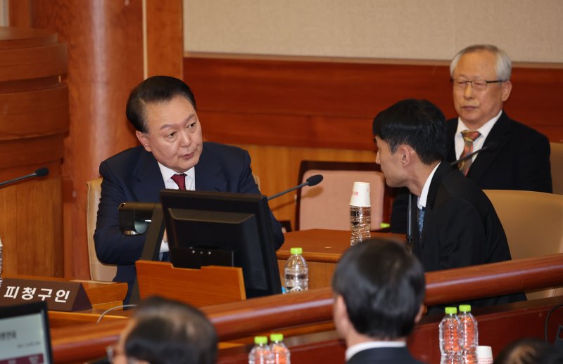 윤석열 대통령이 지난 1월 23일 오후 서울 종로구 헌법재판소 대심판정에서 열린 탄핵심판 4차 변론기일에 출석해 변호인과 이야기하고 있다. 2025.1.23/뉴스1 ⓒ News1 사진공동취재단