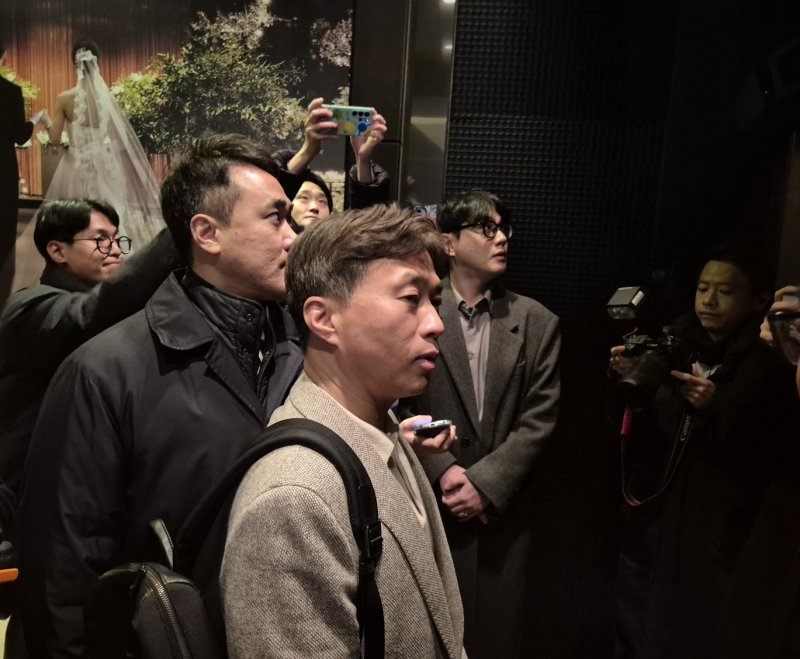 곽노정 SK하이닉스 대표이사 사장이 4일 서울 중구 플라자호텔에서 열리는 최태원 SK그룹 회장과 샘 올트먼 오픈AI 최고경영자(CEO)의 접견장으로 향하고 있다.2025.2.4/뉴스1 최동현 기자 ⓒ News1 최동현 기자