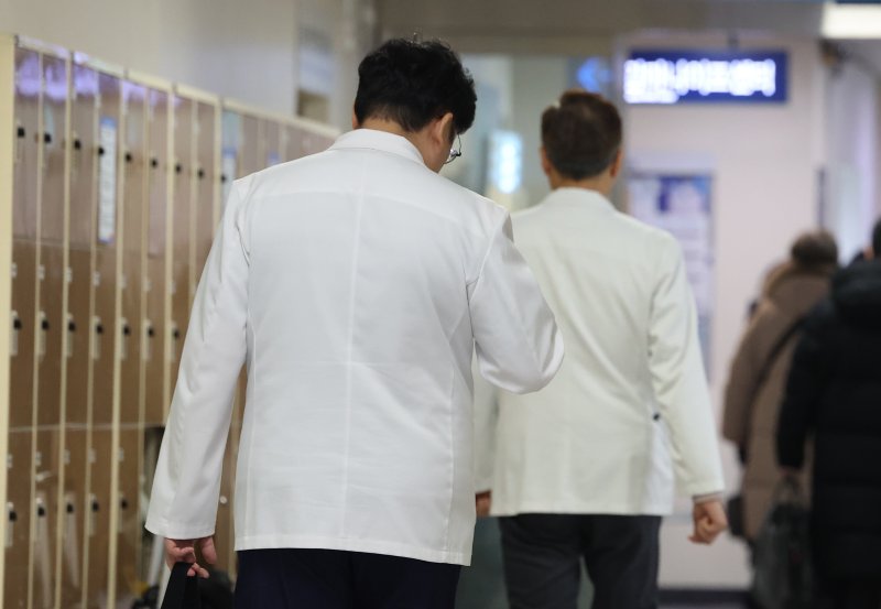 의정갈등 1년...상종병 의사 줄고 동네병원 의사는 증가