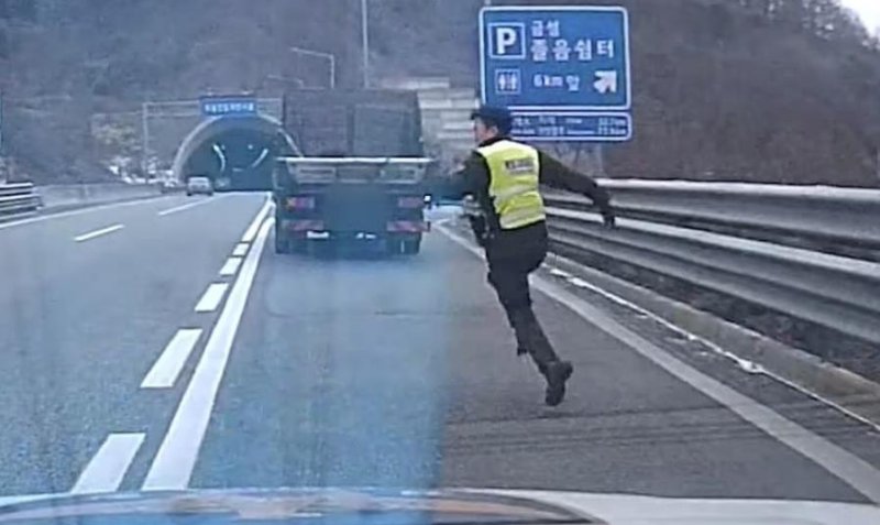 고속도로서 전력 질주한 경찰, 저혈당쇼크 운전자 구조