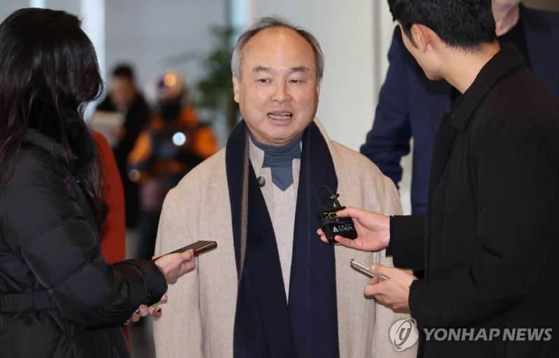 취재진 질문에 답하는 손정의 회장 (출처=연합뉴스)