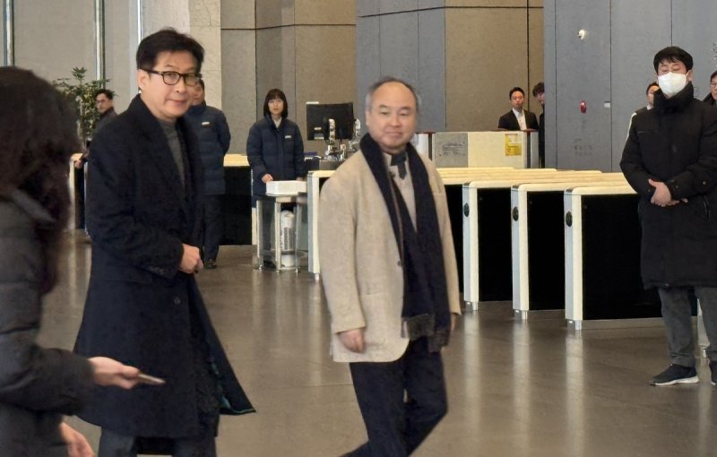 삼성전자 서초사옥을 찾은 손정의 소프트뱅크그룹 회장 (출처=연합뉴스)
