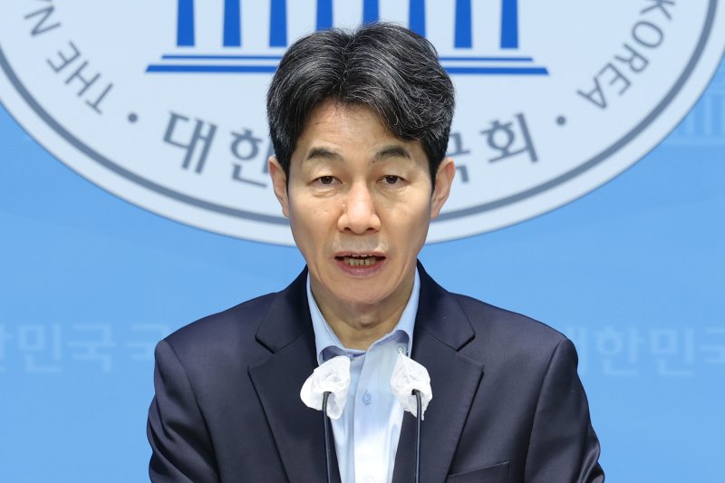 윤건영 더불어민주당 의원. 뉴스1