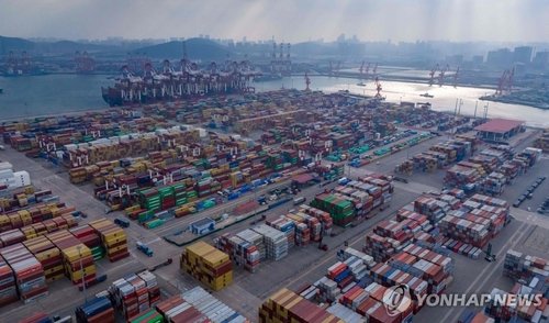 중국 동부 산둥성 칭다오 항구의 컨테이너 터미널 (출처=연합뉴스)
