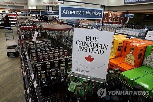 캐나다 주류판매점의 '미국산 위스키 말고 캐나다산 사세요' 안내 (출처=연합뉴스)