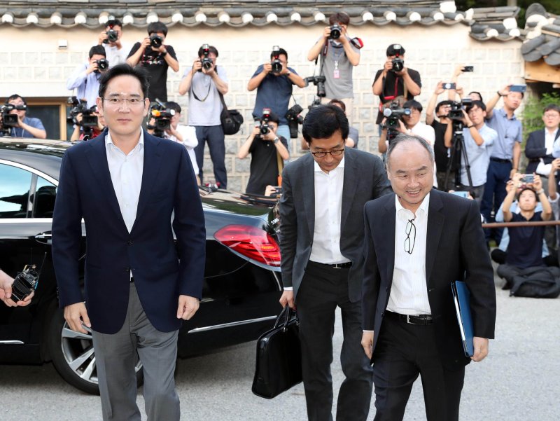 지난 2019년 7월 이재용 당시 삼성전자 부회장과 손정의 일본 소프트뱅크 회장이 서울 성북구 한국가구박물관으로 국내 기업 총수들과의 만찬 회동을 하기 위해 이동하는 모습. 뉴시스