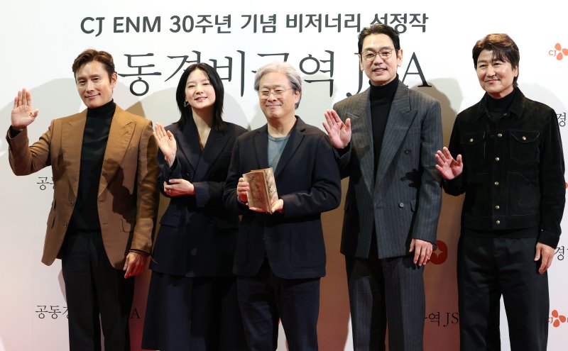 배우 이병헌(왼쪽부터)과 이영애, 박찬욱 감독, 김태우, 송강호가 지난 2월 4일 서울 용산구 CGV 용산아이파크몰에서 열린 CJ ENM 30주년 기념 비저너리(Visionary) 선정작 ‘공동경비구역 JSA’ Homecoming GV에 참석해 포즈를 취하고 있다. 뉴스1