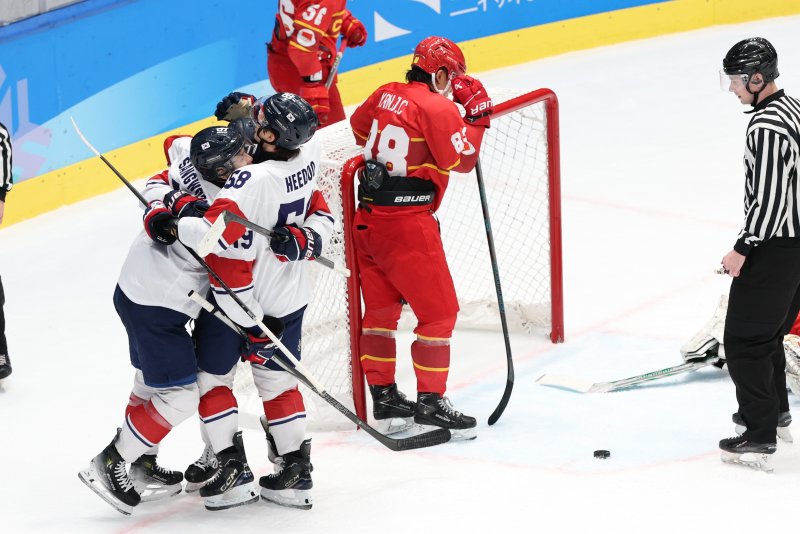 4일 오후 중국 헤이룽장성 하얼빈 아이스하키 아레나에서 열린 남자하키 예선 A조 대한민국과 중국의 경기에서 김상욱이 역전골을 넣은 뒤 동료들과 기쁨을 나누고 있다. 대한민국은 중국 상대 6대5 짜릿한 역전승을 거뒀다. 2025.2.4/뉴스1 ⓒ News1 이승배 기자