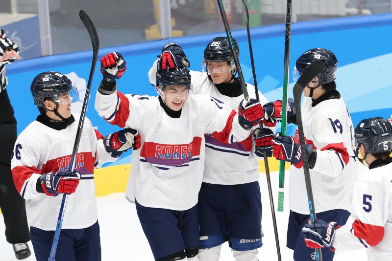 4일 오후 중국 헤이룽장성 하얼빈 아이스하키 아레나에서 열린 남자하키 예선 A조 대한민국과 중국의 경기에서 김상엽이 동점골을 넣은 뒤 동료들과 기쁨을 나누고 있다. 2025.2.4/뉴스1 ⓒ News1 이승배 기자
