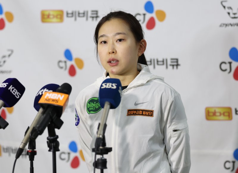 [서울=뉴시스] 황준선 기자 = 지난해 10월22일 오후 서울 노원구 태릉국제스케이트장에서 열린 제59회 전국남녀 종목별 스피드스케이팅 선수권대회 여자부 5000M 결승에서 전체 1위를 차지한 김민선이 취재진과 인터뷰 하고 있다. 2024.10.22. hwang@newsis.com