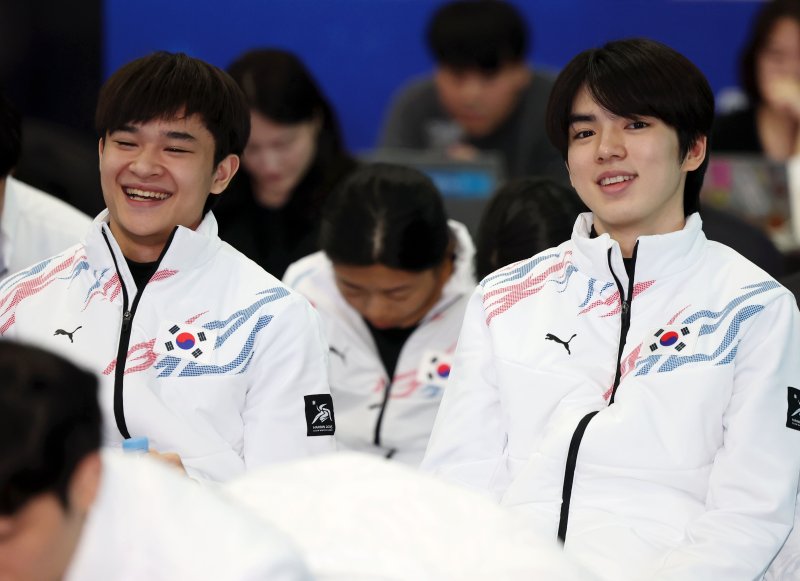 [서울=뉴시스] 홍효식 기자 = 피겨 스케이팅 차준환(오른쪽)과 김현겸이 지난달 24일 오후 서울 송파구 올림픽파크텔에서 열린 2025 하얼빈 동계아시안게임 선수단 결단식에 참석해 있다. 2025.01.24. yesphoto@newsis.com