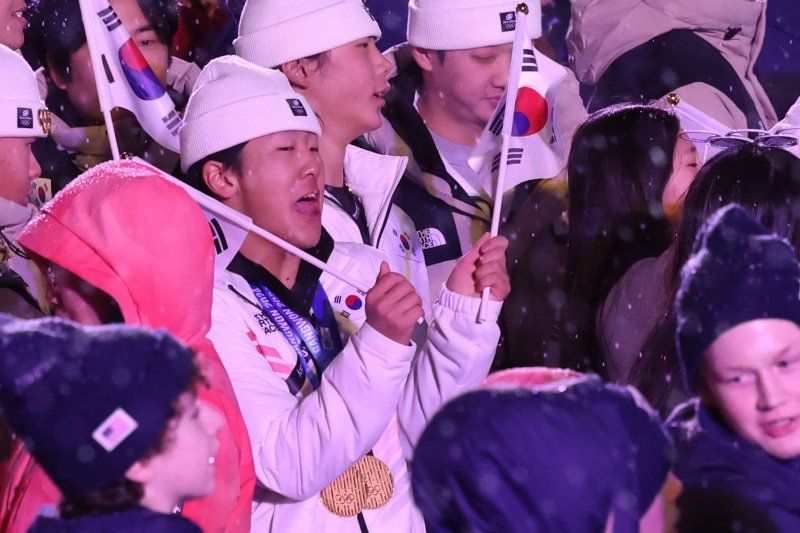 [강릉=뉴시스] 권창회 기자 = 지난해 2월1일 오후 강원 강릉 올림픽파크에서 열린 2024 강원동계청소년올림픽 대회 폐회식에서 대한민국 이채운이 목에 금메달을 걸고 입장하고 있다. 2024.02.01. kch0523@newsis.com