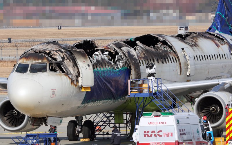 [부산=뉴시스] 하경민 기자 = 국토교통부 항공철도사고조사위원회와 프랑스 항공사고조사위원회, 부산경찰청, 부산소방재난본부, 국립과학수사연구원 등이 3일 부산 강서구 김해국제공항 에어부산 항공기 화재현장에서 합동감식을 하고 있다. 2025.02.03. yulnetphoto@newsis.com
