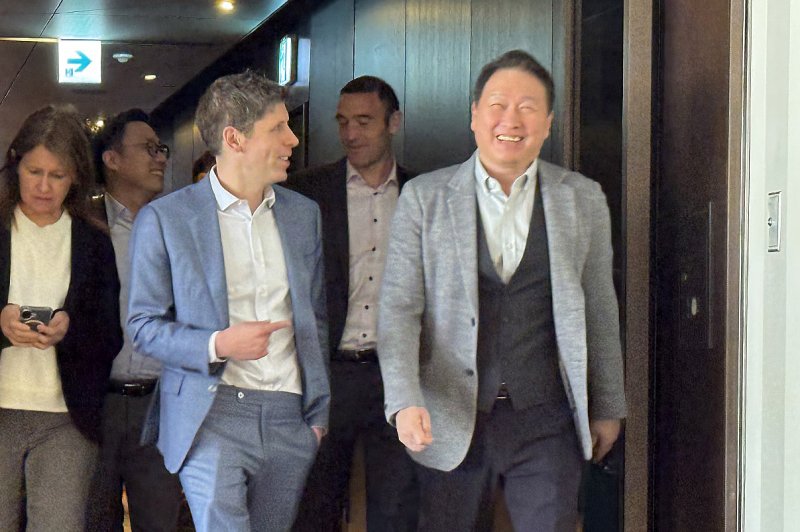 최태원 SK그룹 회장과 샘 올트먼 오픈AI 최고경영자(CEO)가 4일 서울 중구 플라자 호텔에서 회동을 마친 뒤 함께 이동하고 있다. (공동취재단) 2025.2.4/뉴스1 ⓒ News1 최동현 기자