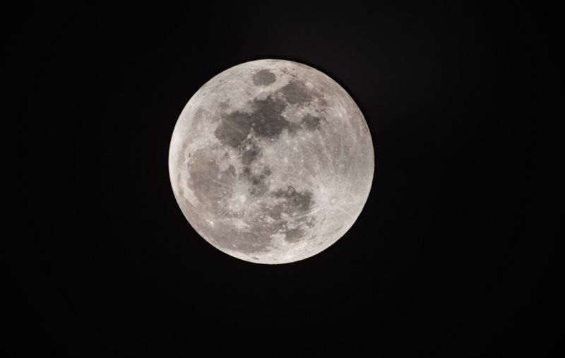 정월대보름 보름달, 오후 8시53분 '완전히 둥근달' 둥실