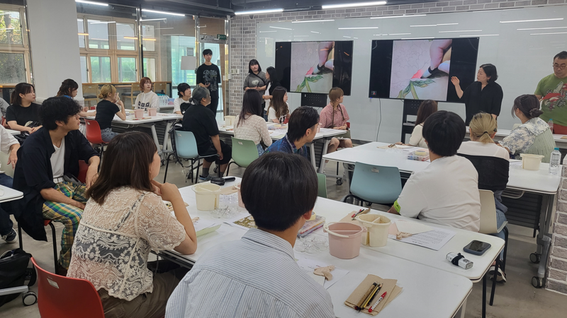 동서대학교 디자인대학이 국립국제교육원 주관 '2025 한·일 공동 고등교육 유학생 교류사업 단기과정 운영대학'으로 선정됐다. 지난해 동서대-규슈산업대학 국제교류 25주년을 맞아 진행된 한국전통 민화그리기 워크숍 장면. 동서대 제공
